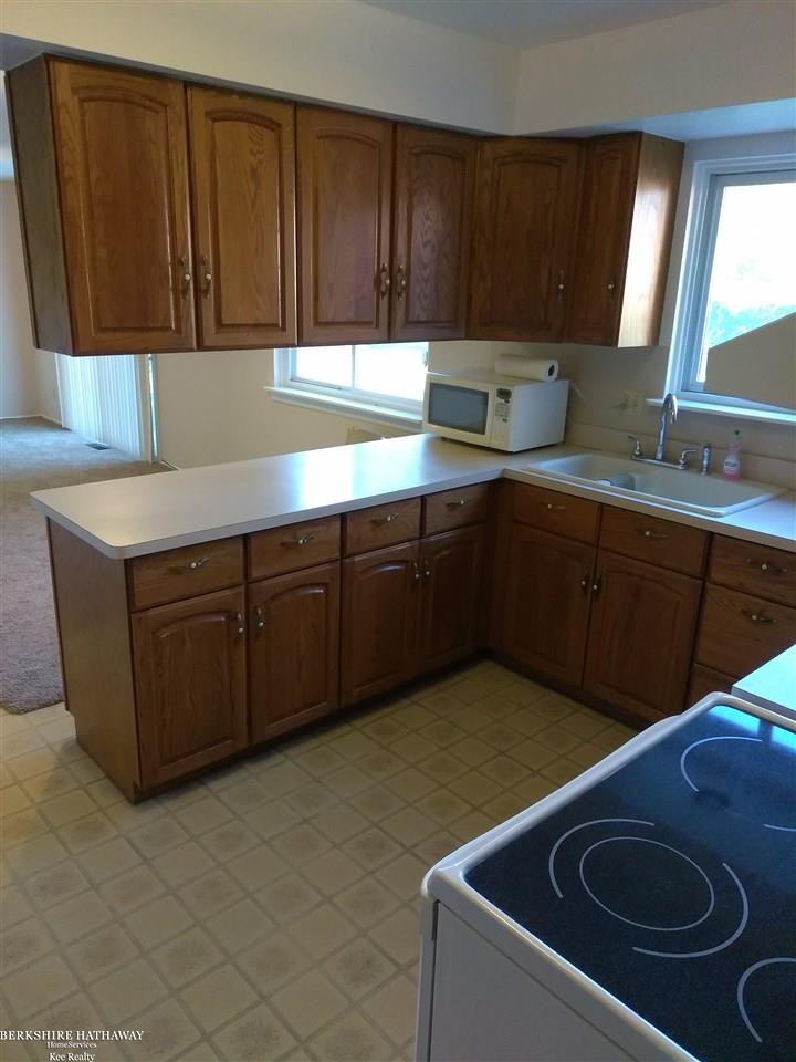 29556 Runey Drive Warren, MI 48092 - Photo 4 of 13 31353047-3.JPG
