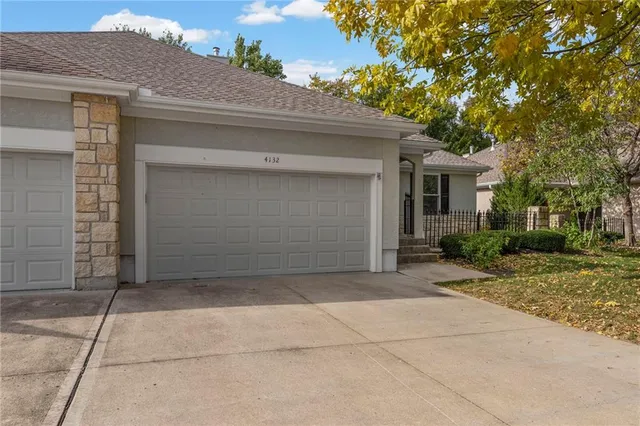$370,000 | 4132 Southwest Minnesota Drive, Lee's Summit, MO 64082