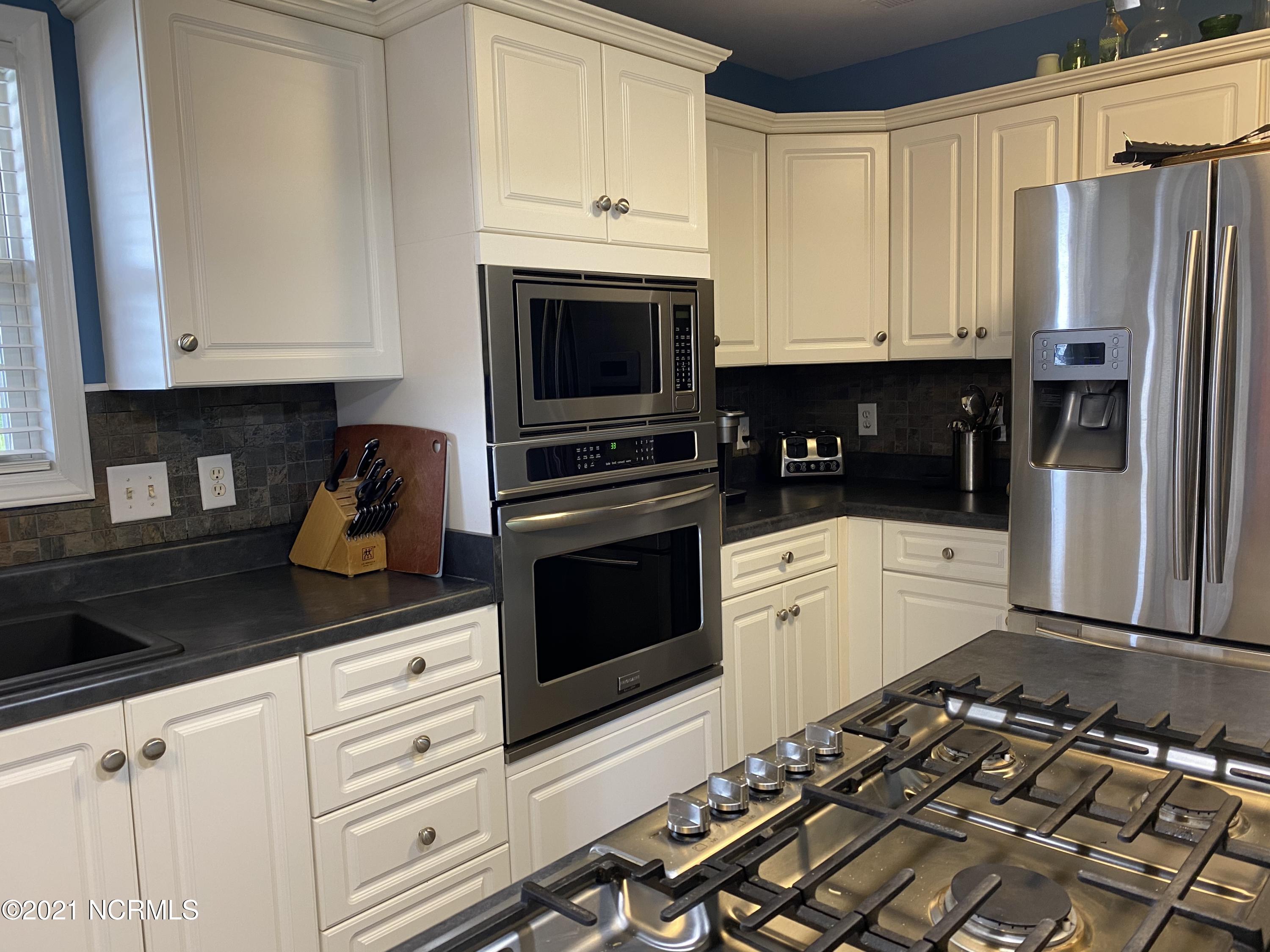 4218 Old Cherry Point Road New Bern, NC 28560 - Photo 22 of 76 Stainless applicances