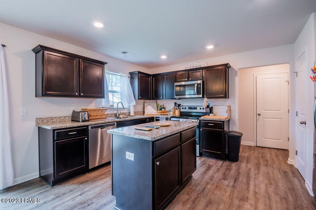 31 Jack Pine Road Ridgeland, SC 29936 - Photo 5 of 12 Kitchen