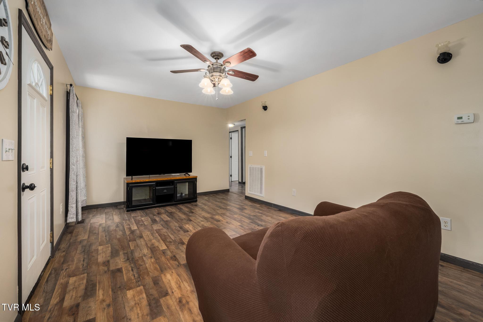 338 Gifford Road Bristol, TN 37620 - Photo 13 of 57 Livingroom