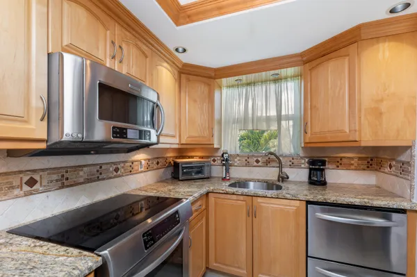 $1,950 | 2731 Northeast 14th Street, Unit 331, Pompano Beach, FL 33062