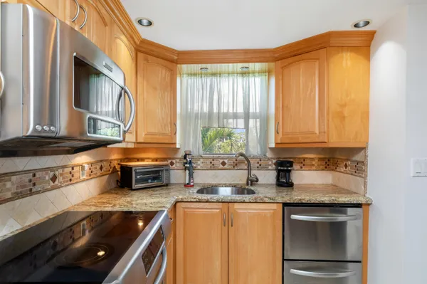 $1,950 | 2731 Northeast 14th Street, Unit 331, Pompano Beach, FL 33062