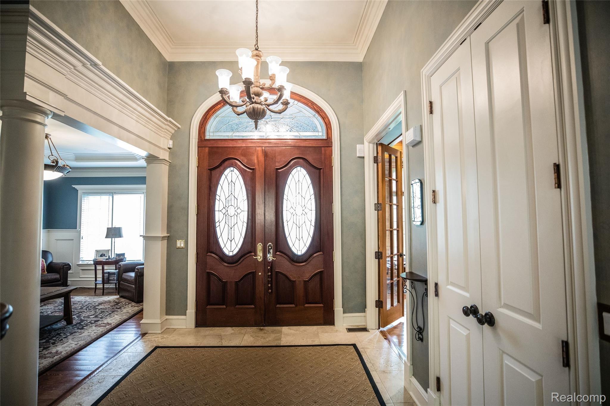 LRG WELCOMING ENTRYWAY