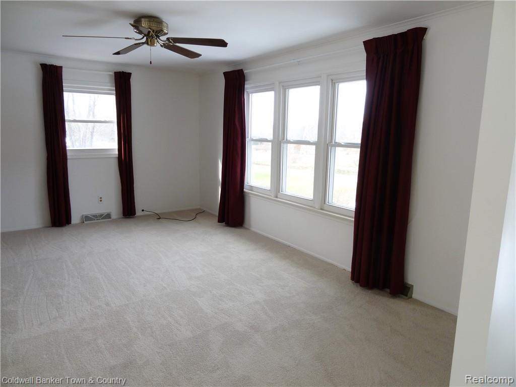 Living room, spacious and bright!