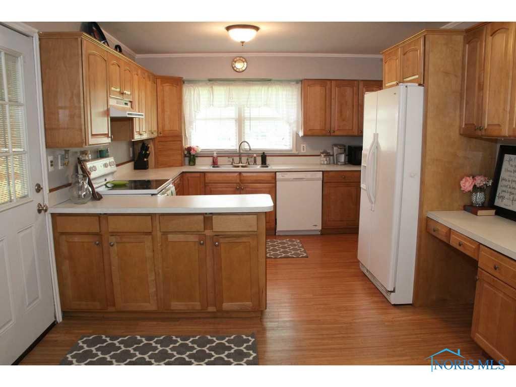 5815 Moline Martin Road Walbridge, OH 43465 - Photo 8 of 17 Kitchen.