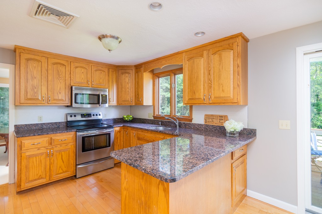 12 Castle Road Norfolk, MA 02056 - Photo 8 of 30 Gallery Image 8
