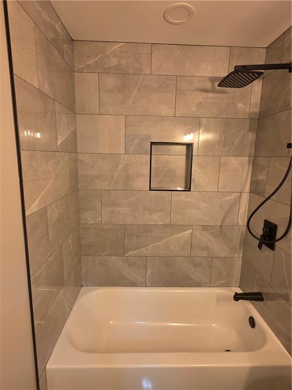 1217 Youngs Farm Road Cedartown, GA 30125 - Photo 19 of 29 a bathroom with a bathtub