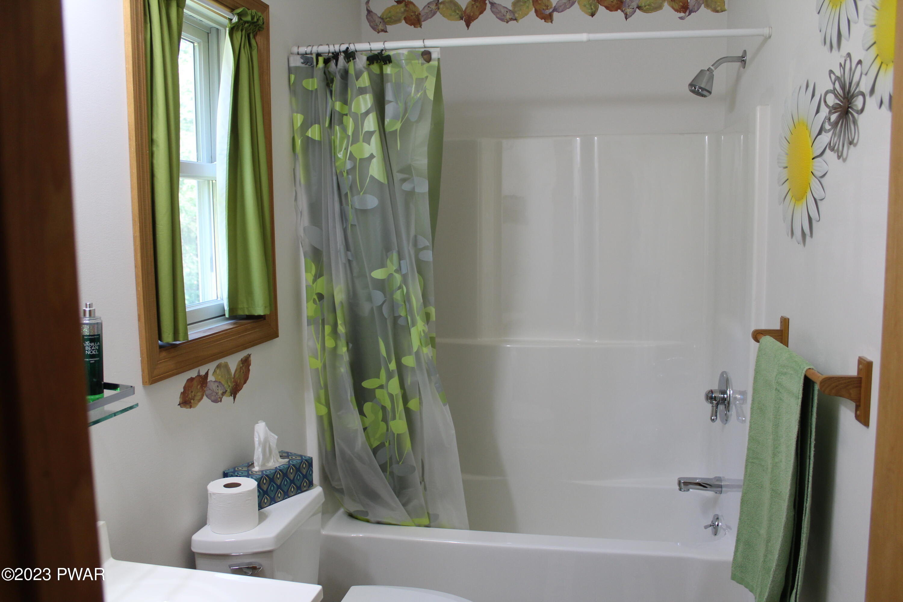 31 Coyote Ridge Hawley, PA 18428 - Photo 21 of 25 Guest Bathroom