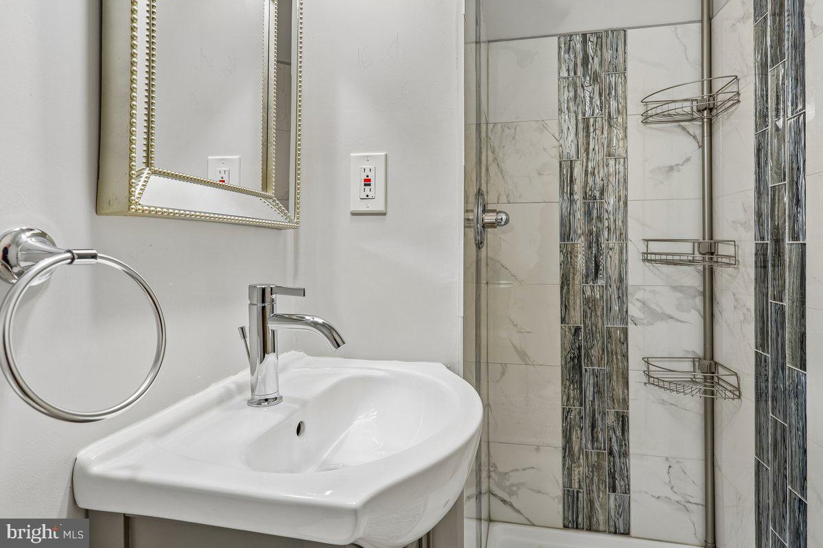 4818 Lindsay Road Baltimore, MD 21229 - Photo 22 of 29 Full Bath