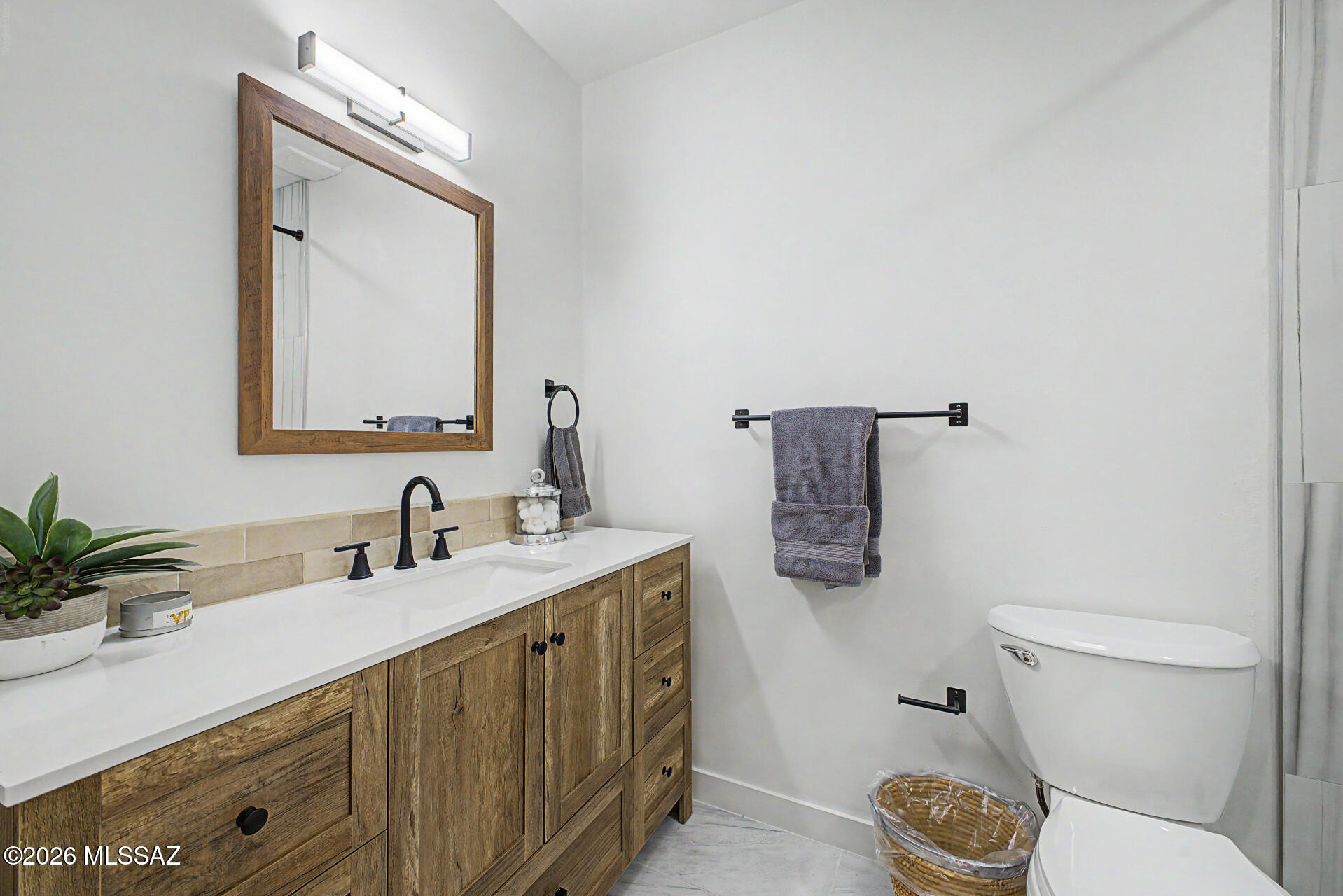 333 East Florence Road Tucson, AZ 85704 - Photo 27 of 49 HALL BATH (FULL!) SERVES AS GUEST BATH AND TO BEDROOM ON E