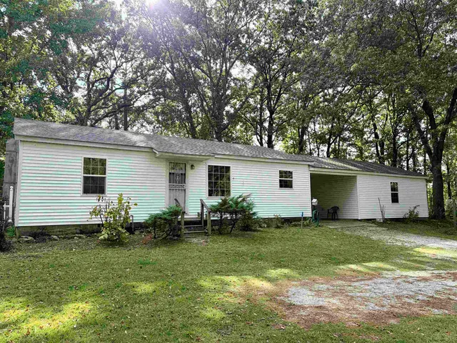 a view of a house with yard