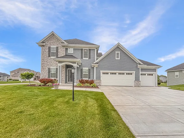 $749,900 | N47-w22311 Woodleaf Way, Pewaukee, WI 53072