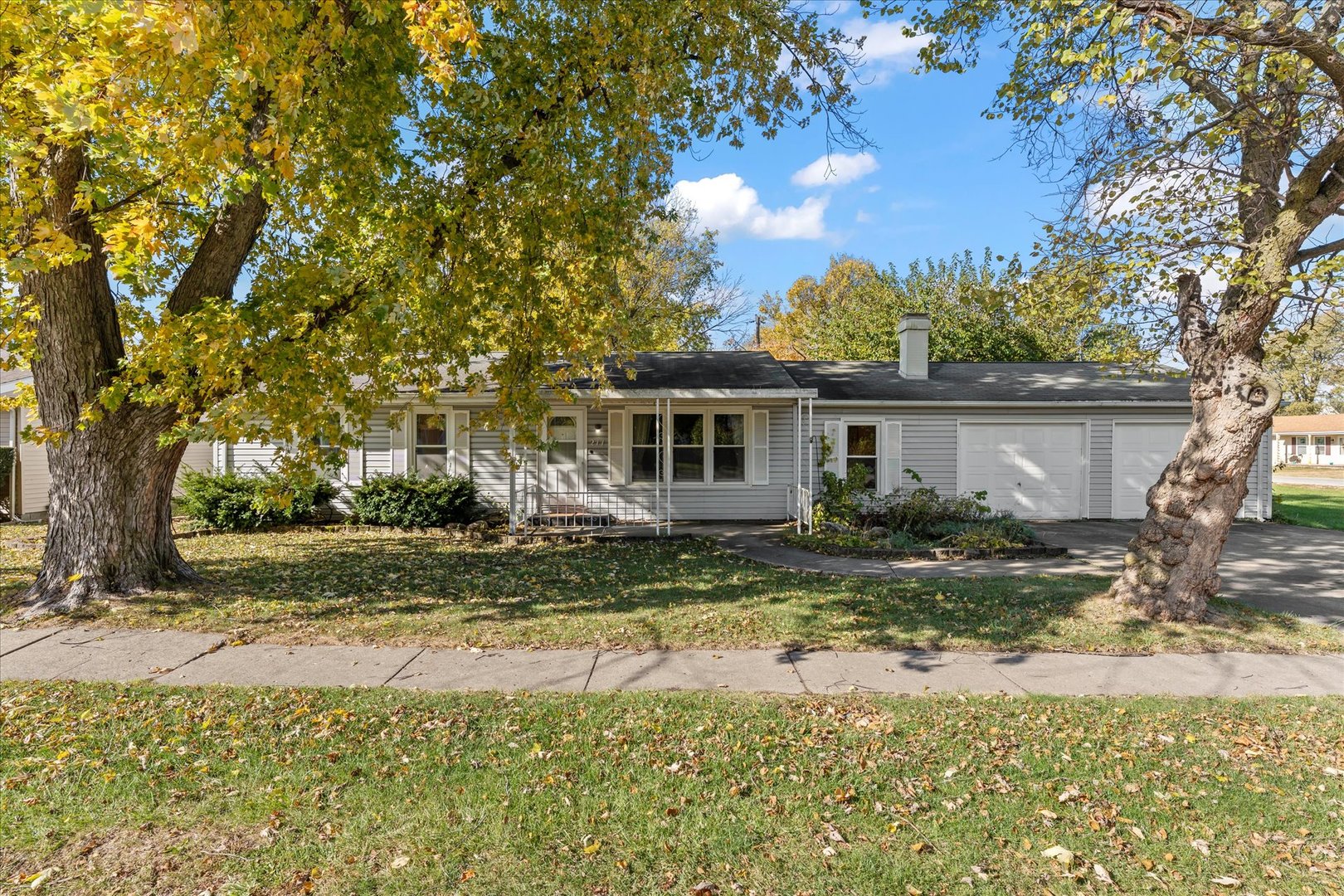 a view of a house with a yard