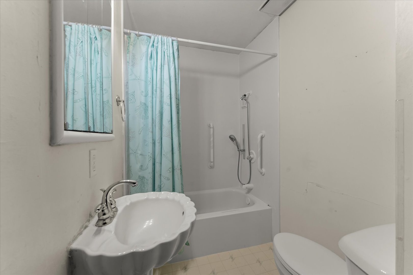 211 South Main Street Argenta, IL 62501 - Photo 18 of 32 a bathroom with a sink toilet and shower