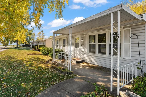 a view of a house with a yard