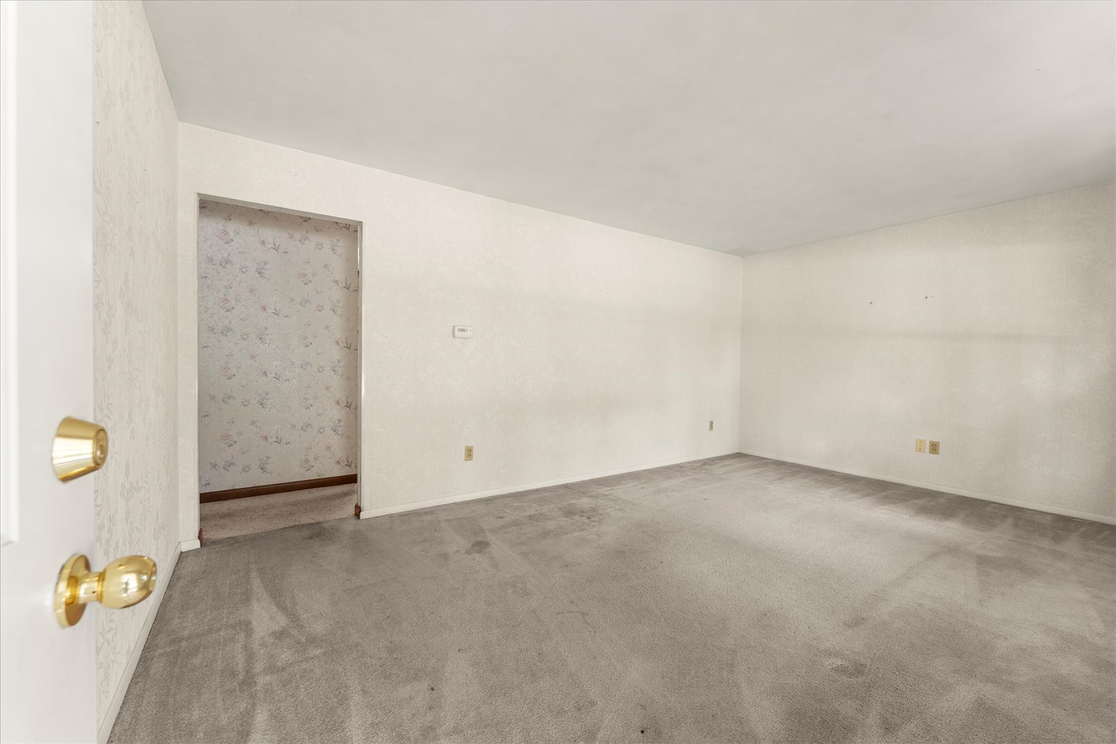 211 South Main Street Argenta, IL 62501 - Photo 6 of 32 an empty room with windows