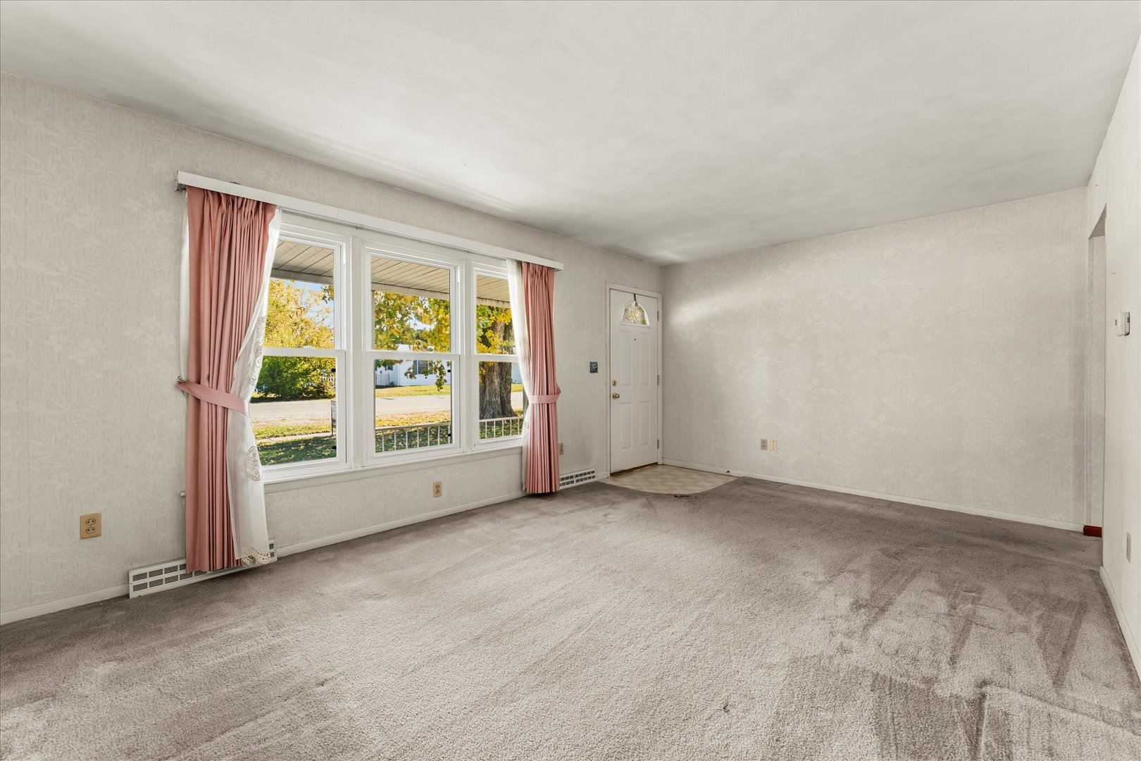 211 South Main Street Argenta, IL 62501 - Photo 8 of 32 an empty room with windows