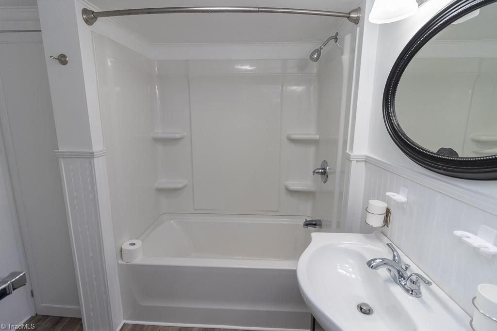 925 Lincoln Street Eden, NC 27288 - Photo 21 of 34 Hall full bath