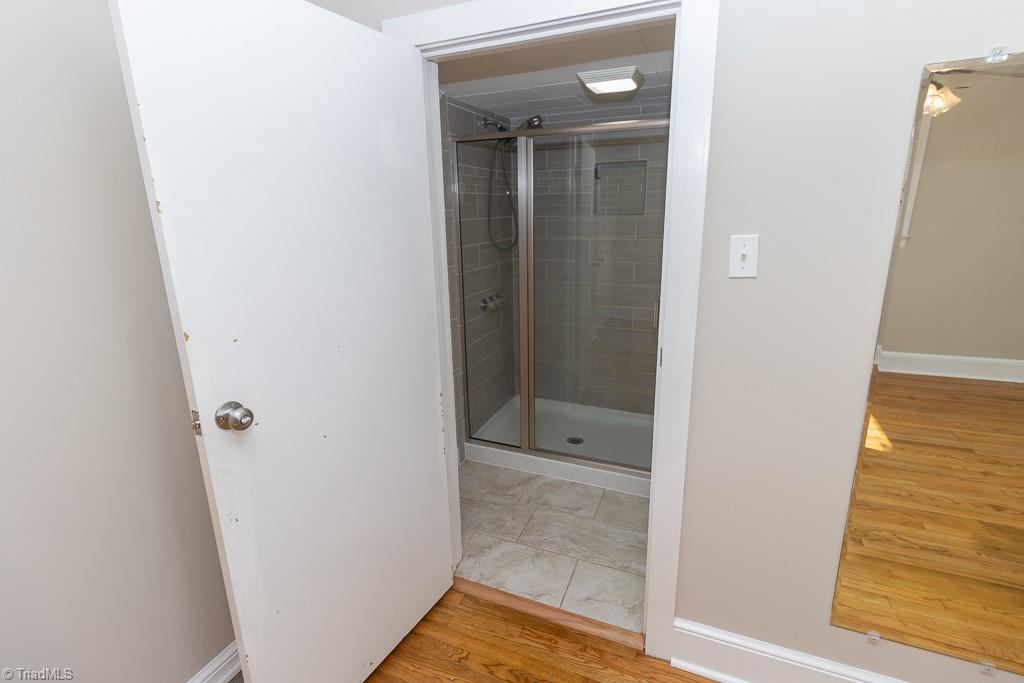 925 Lincoln Street Eden, NC 27288 - Photo 26 of 34 Primary en suite