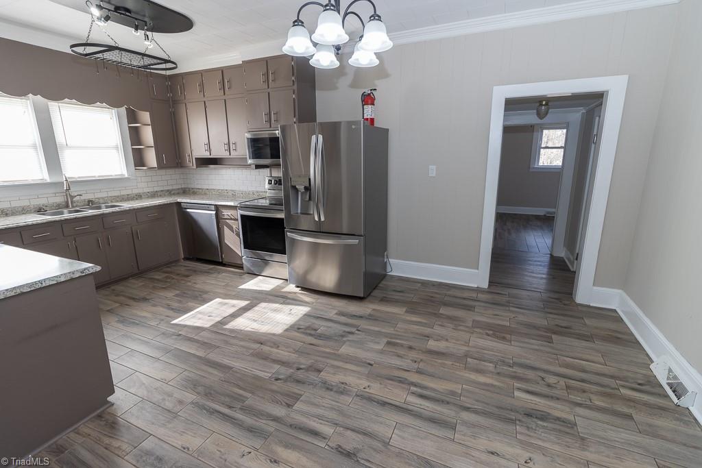 925 Lincoln Street Eden, NC 27288 - Photo 10 of 34