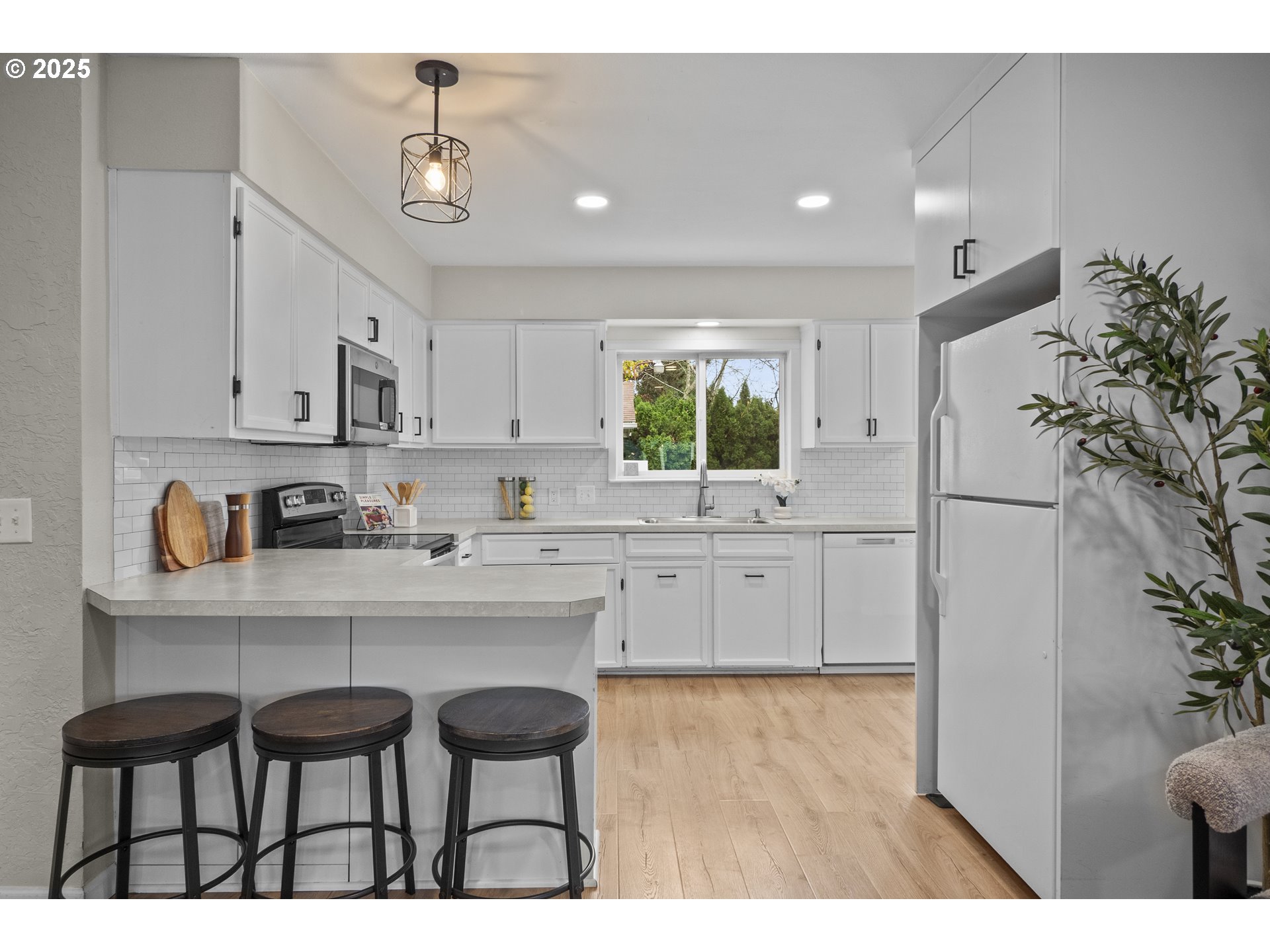 547 Fir Street Woodburn, OR 97071 - Photo 7 of 31