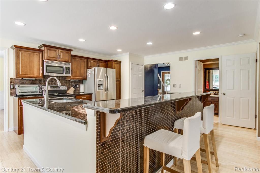 548 Ten Point Drive Rochester Hills, MI 48309 - Photo 12 of 46