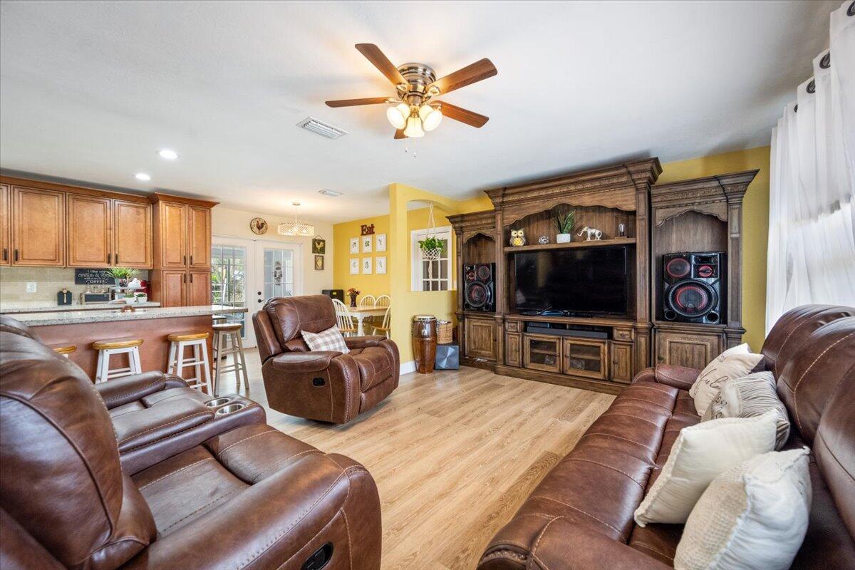421 West 31st Street Riviera Beach, FL 33404 - Photo 5 of 21 05-DSC_9998