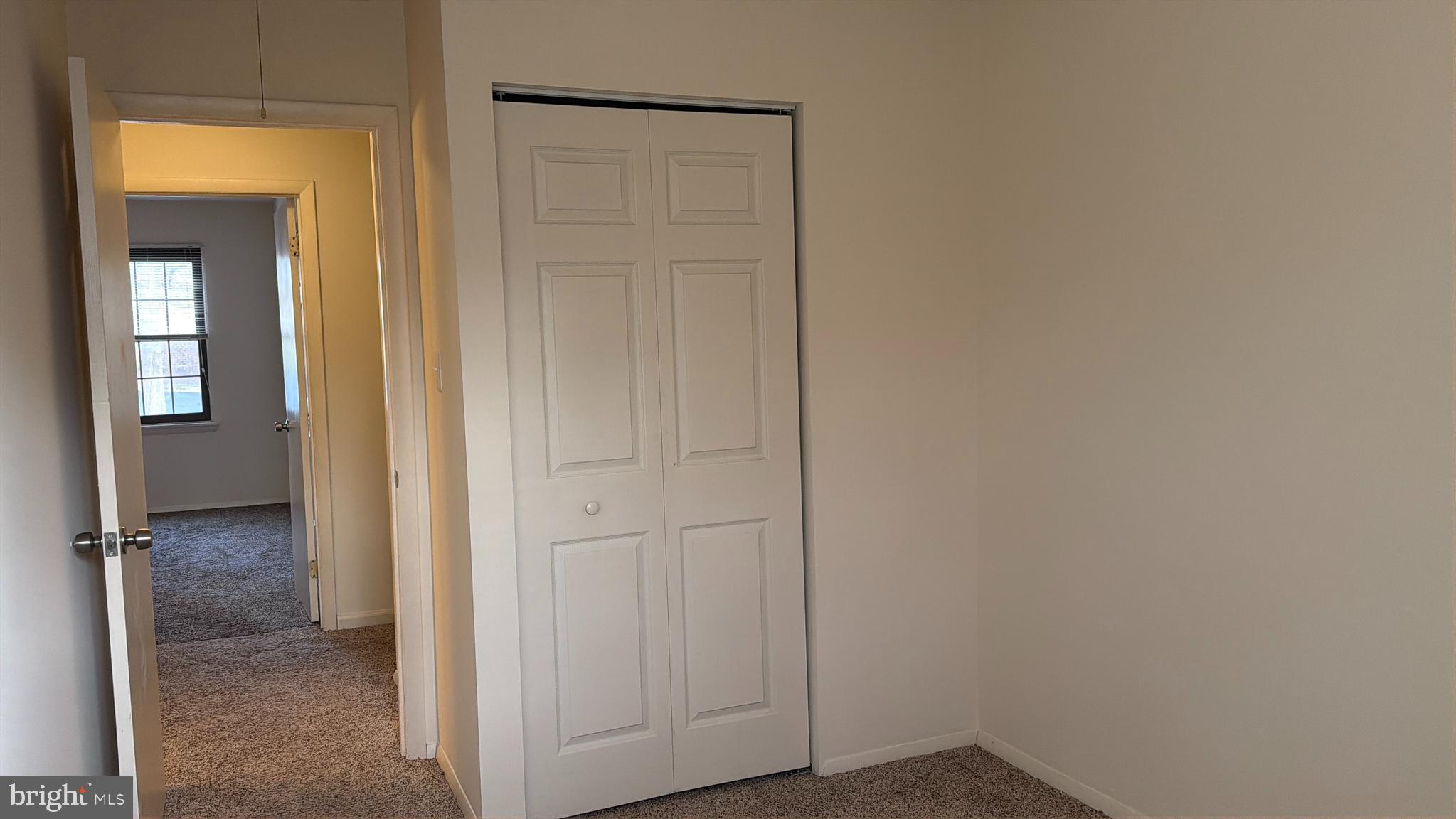 548 Lopax Road Harrisburg, PA 17112 - Photo 20 of 46 an empty room with mirror