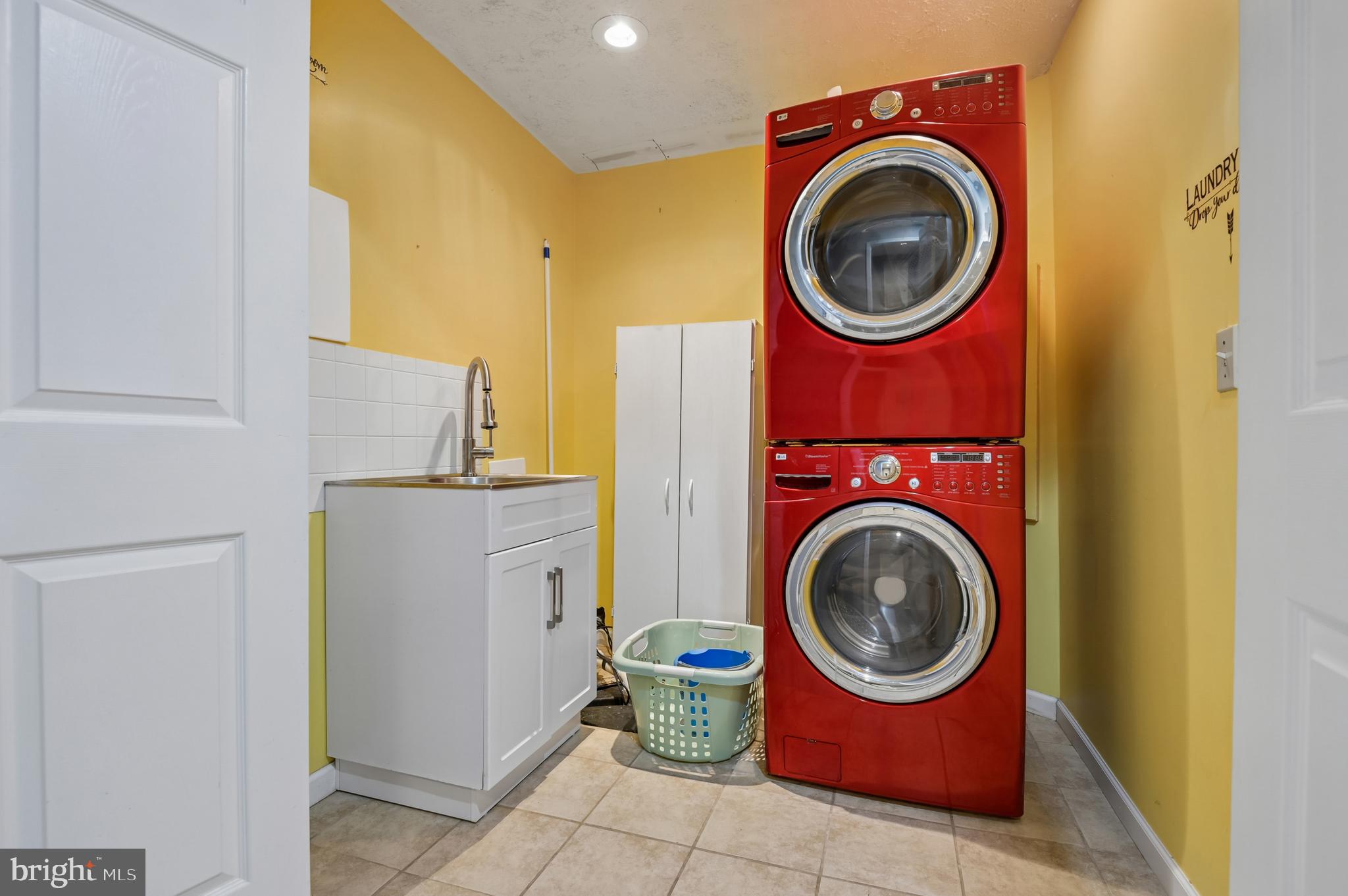 479 Manor Road Aberdeen, MD 21001 - Photo 30 of 36 a utility room with dryer and washer