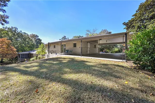 a view of a house with a yard