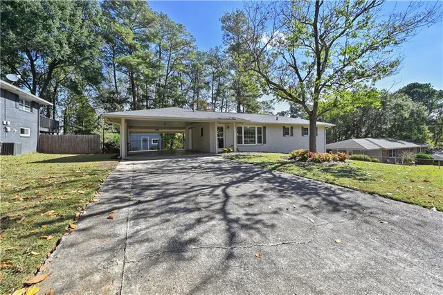 a view of a house with a yard