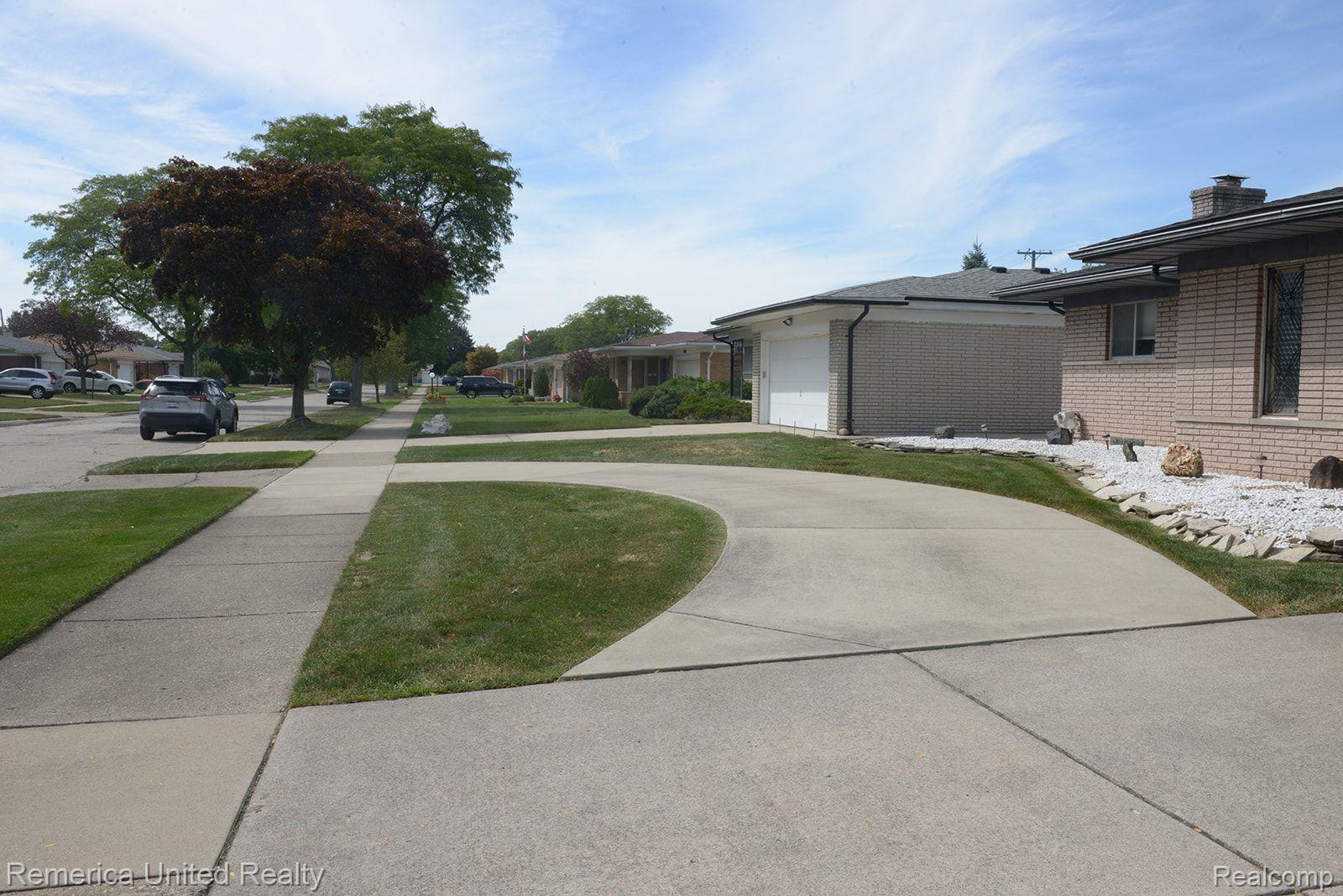 11425 Racine Road Warren, MI 48093 - Photo 4 of 28 Front of house, driveway