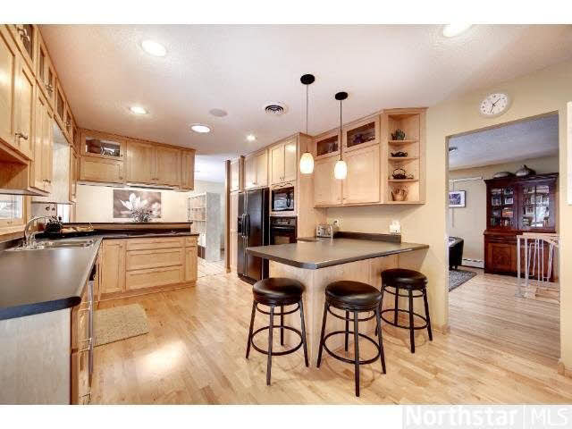 688 County Rd B East Maplewood, MN 55117 - Photo 5 of 18 Gallery Image 5