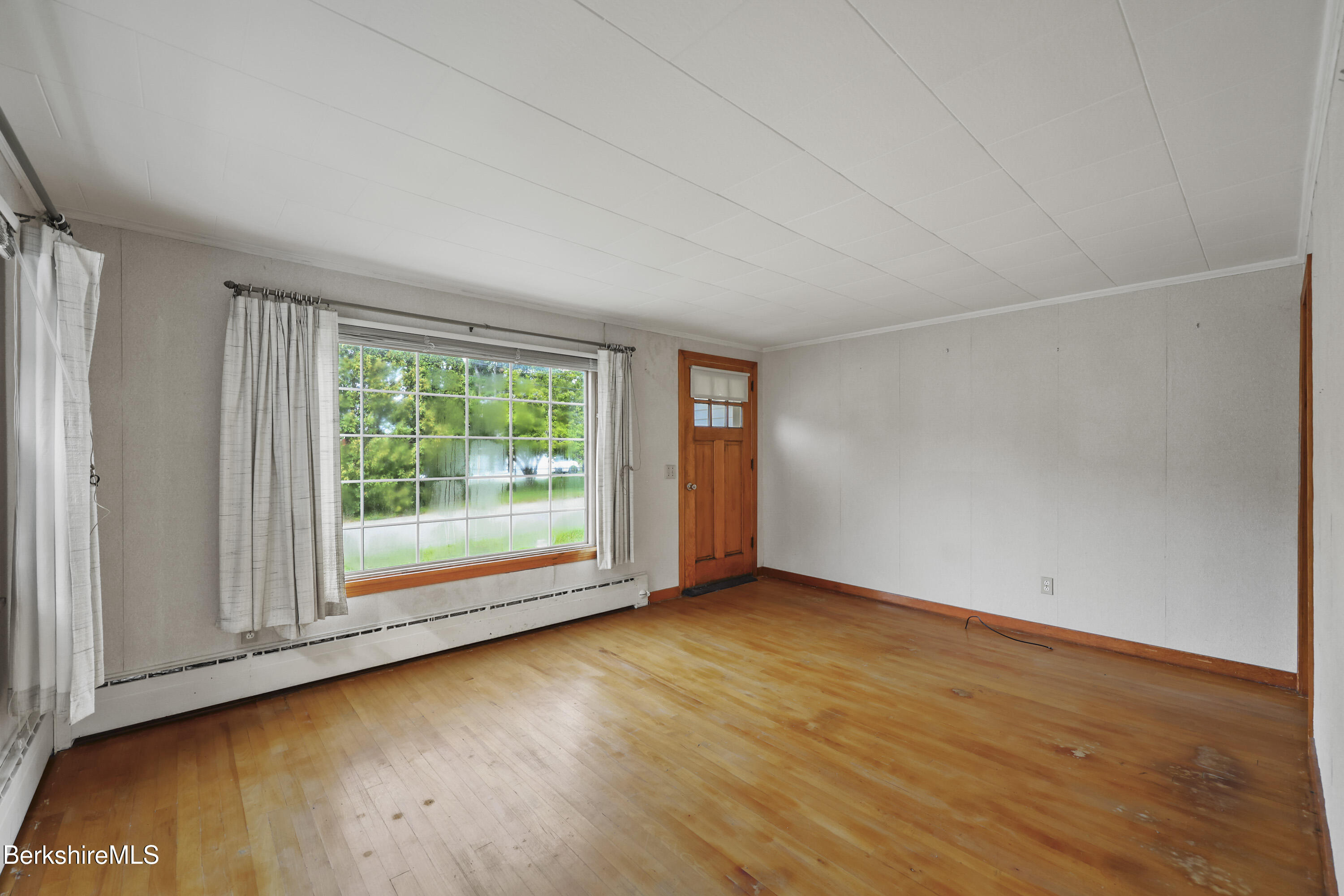 34 Anthony Street Adams, MA 01220 - Photo 4 of 27 25 Living Room