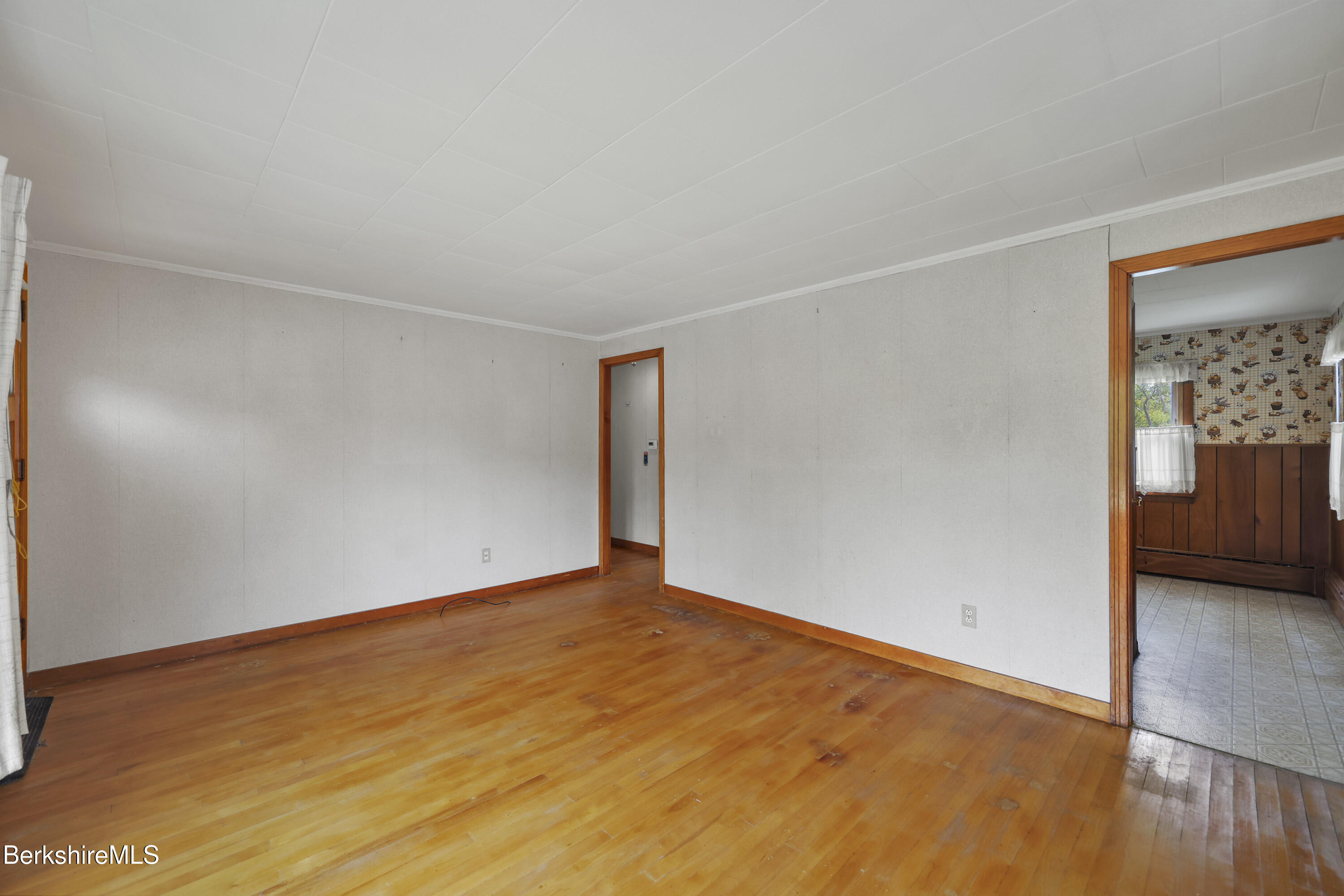 34 Anthony Street Adams, MA 01220 - Photo 5 of 27 30 Living Room