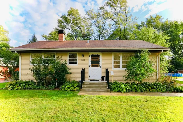 $2,300 | 423 Lawrence Avenue, Grayslake, IL 60030