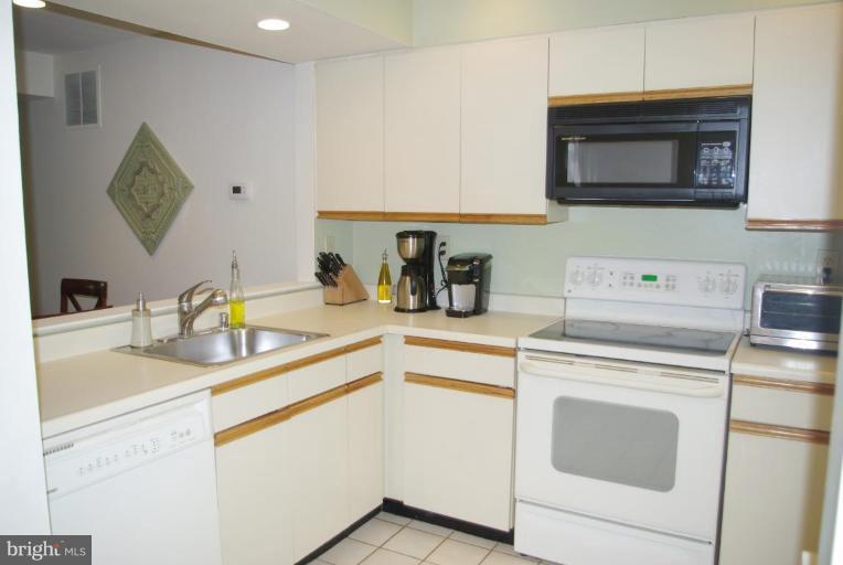 2115 Derby Ridge Lane, Unit 23 Silver Spring, MD 20910 - Photo 4 of 20 Kitchen #3