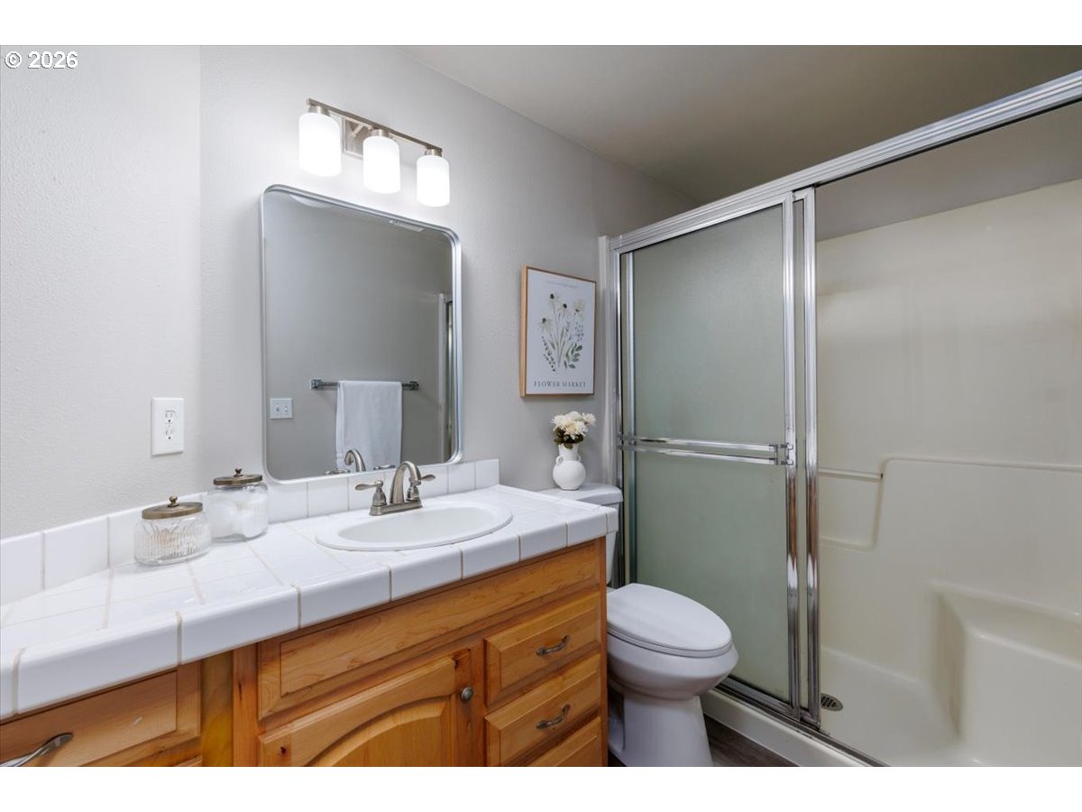 7025 Southwest 174th Avenue Beaverton, OR 97007 - Photo 17 of 38