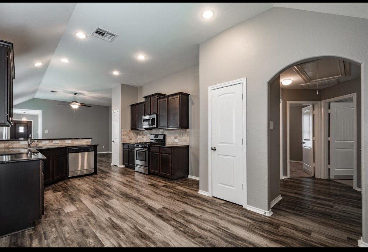 8314 Broadleaf Avenue Baytown, TX 77521 - Photo 9 of 17