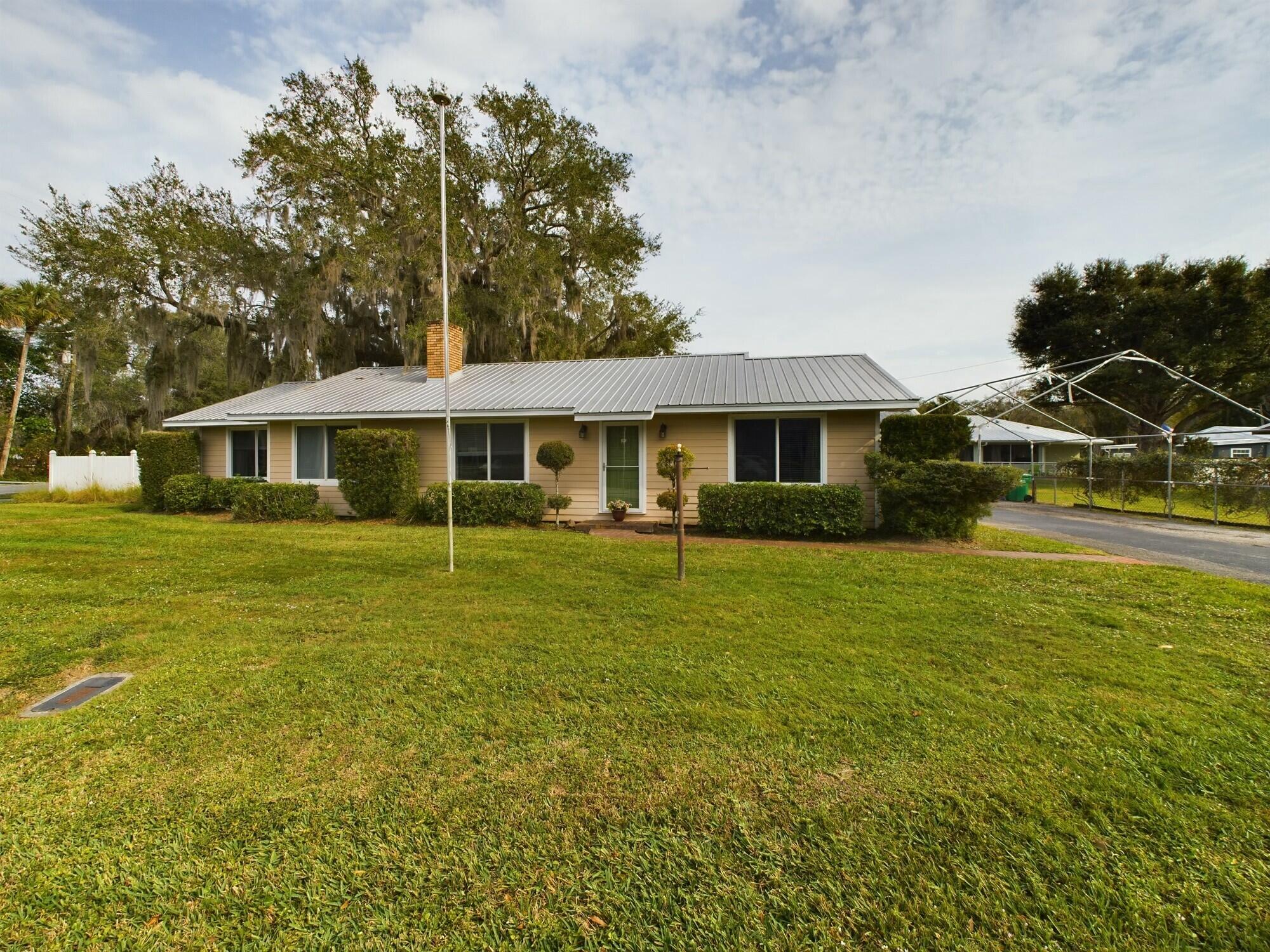 1517 Southwest 7th Avenue Okeechobee, FL 34974 - Photo 3 of 51 a front view of a house with a garden
