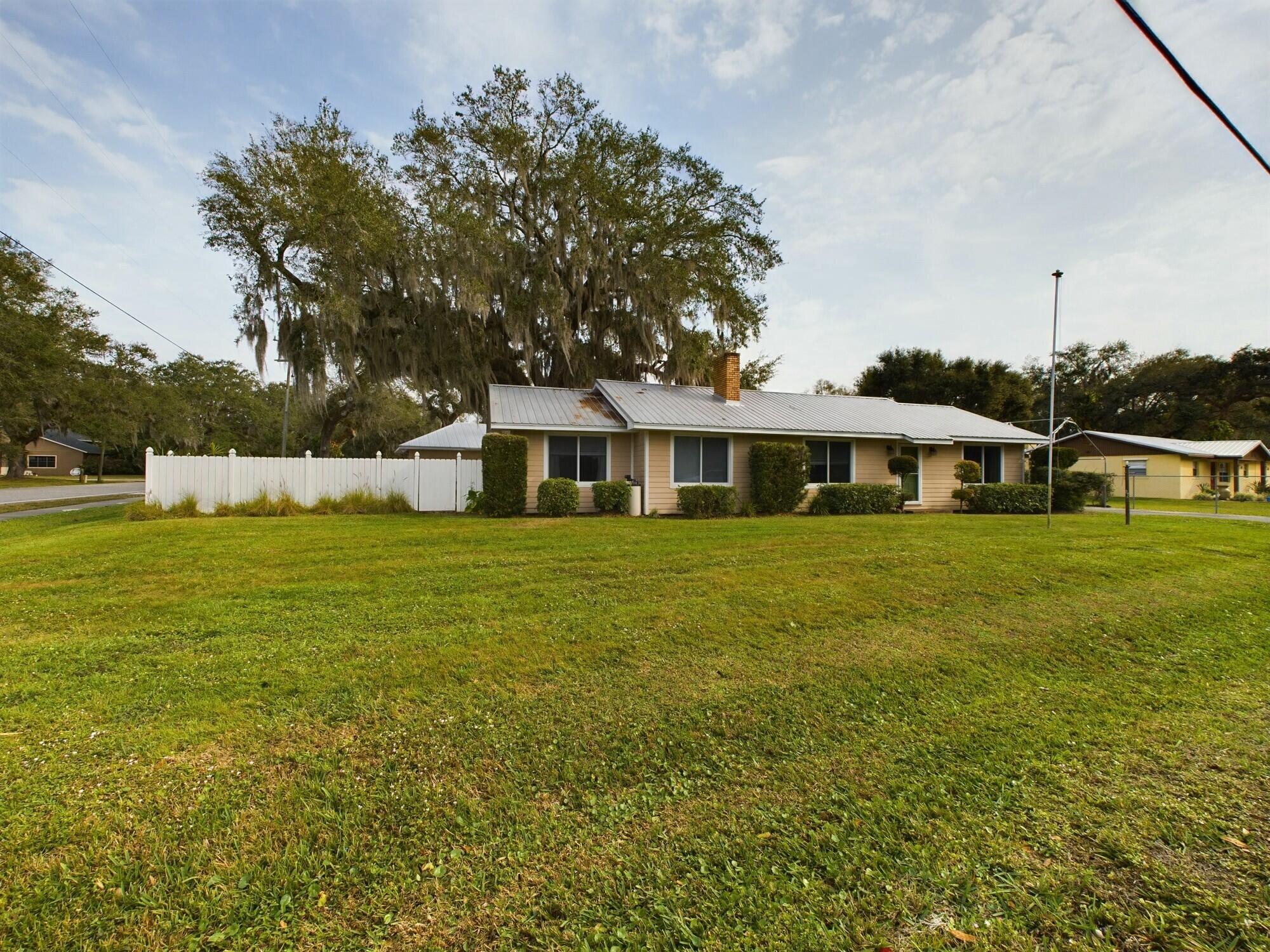1517 Southwest 7th Avenue Okeechobee, FL 34974 - Photo 47 of 51 a front view of house with yard