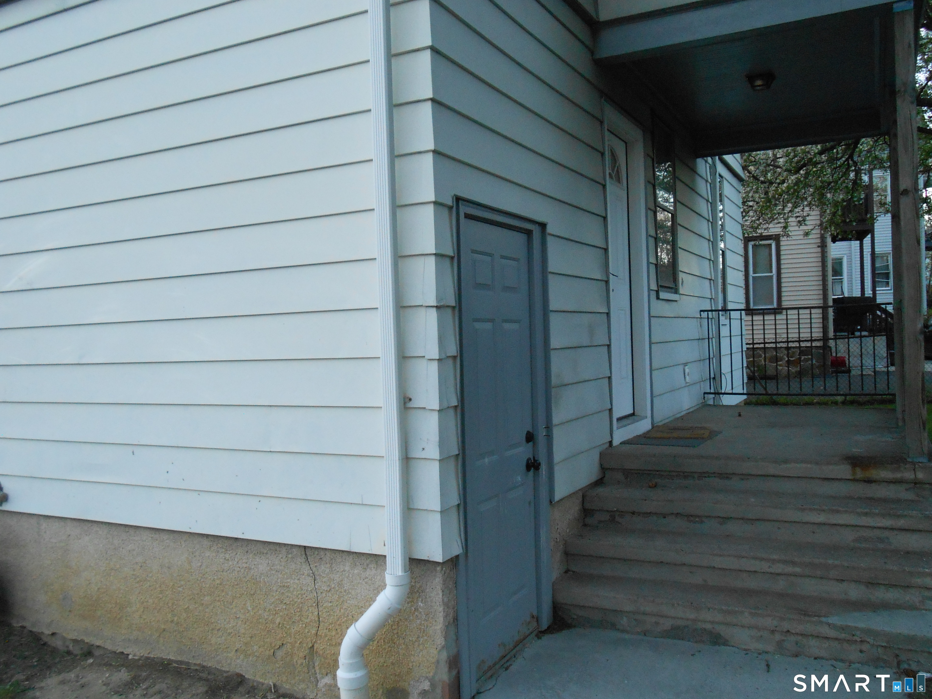 254 Wayne Street Bridgeport, CT 06606 - Photo 4 of 25 a view of entryway
