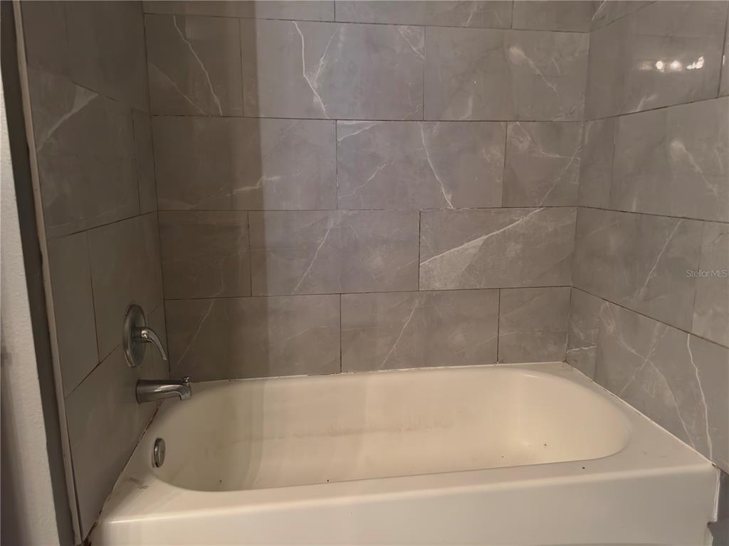 403 Thicket Crest Road Seffner, FL 33584 - Photo 14 of 28 a bathroom with a bathtub