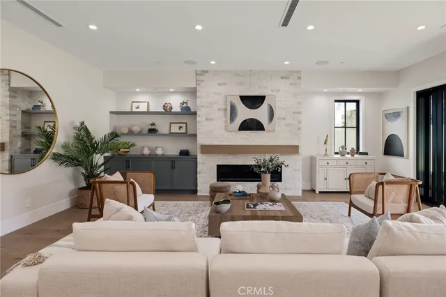 a en suite bathroom with double sink and a mirror