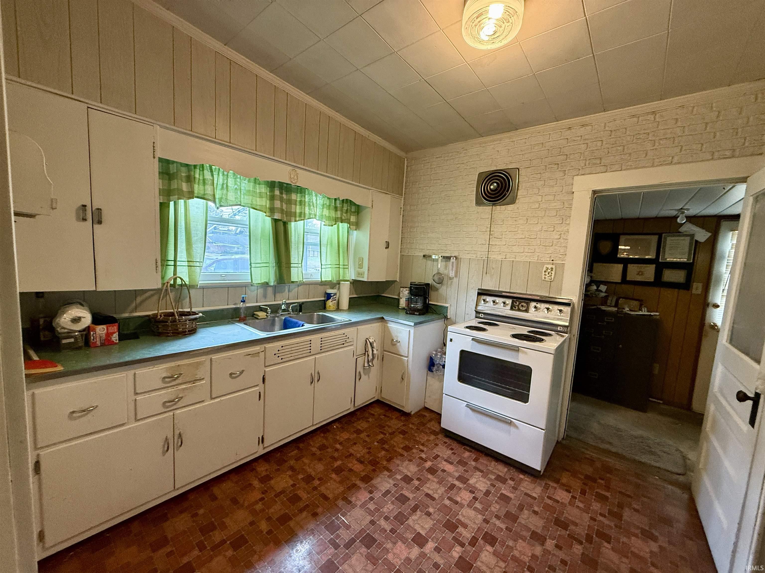 321 Southeast 7th Street Washington, IN 47501 - Photo 9 of 11