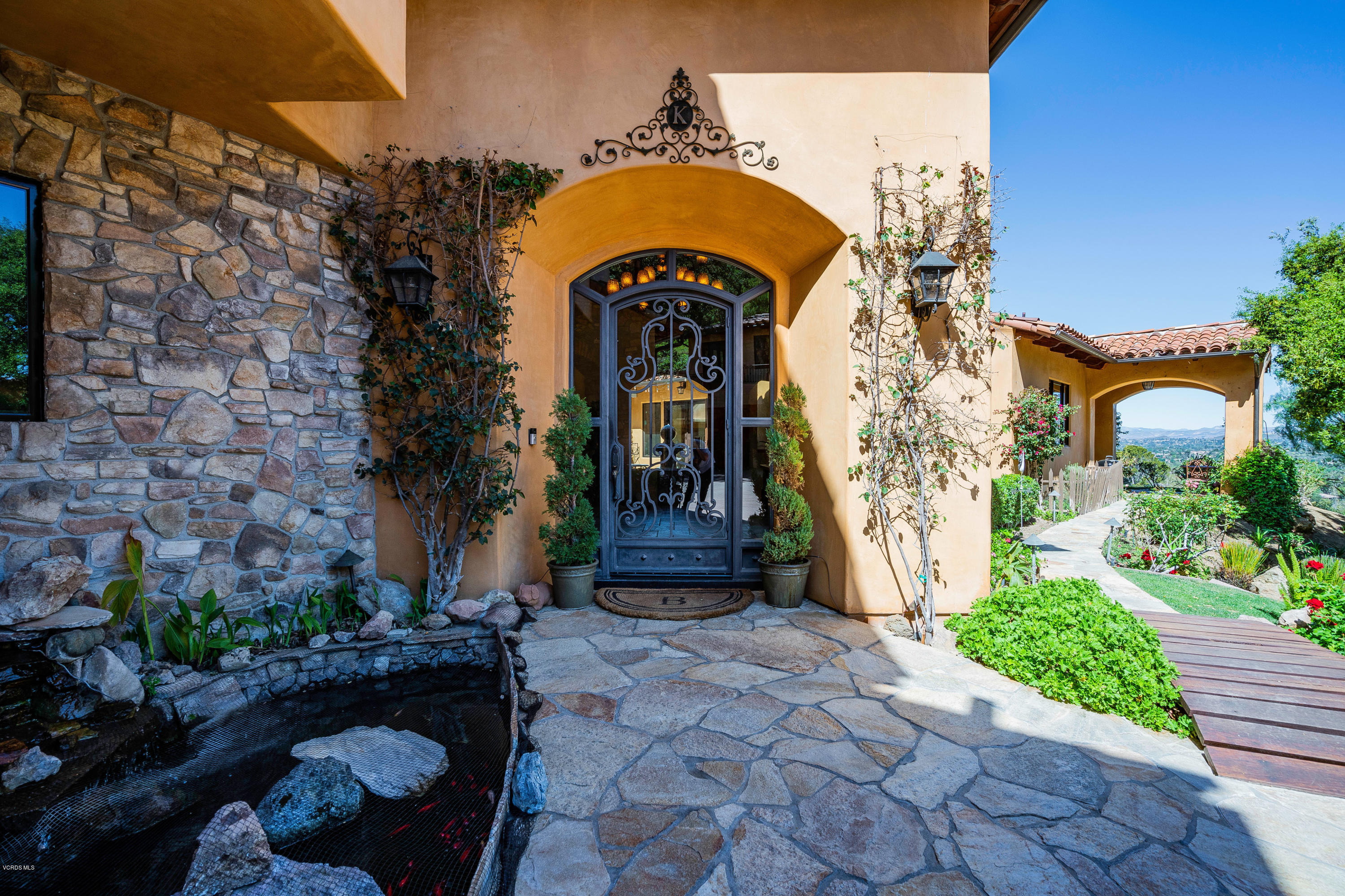 525 Rimrock Road Thousand Oaks, CA 91361 - Photo 4 of 95 a front view of a house with a garden