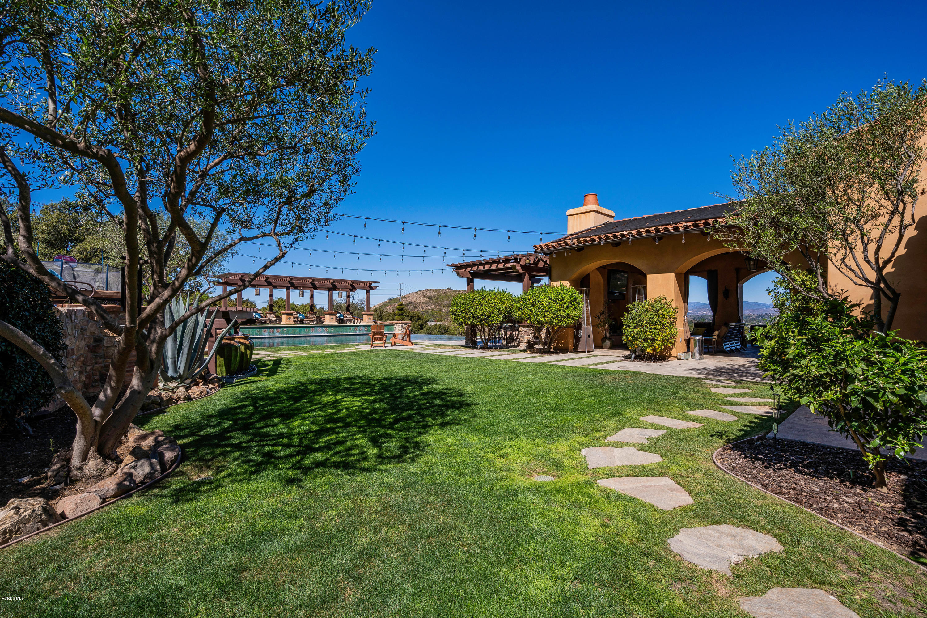 525 Rimrock Road Thousand Oaks, CA 91361 - Photo 64 of 95 a front view of a house with garden