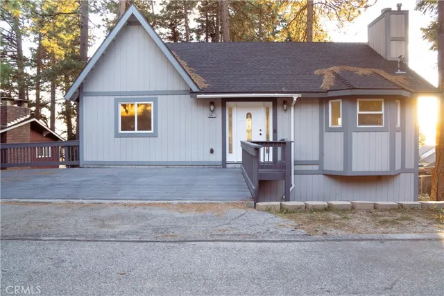 a front view of house with yard