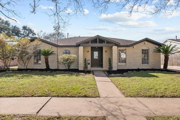 $2,700 | 15514 Diana Lane, Houston, TX 77062